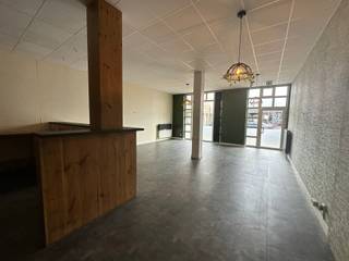 Winkel- of kantoorruimte (EPC label B) met private parking, gelegen in het centrum van Houthalen tussen 2 publieke, gratis, parkeerplaatsen, het...