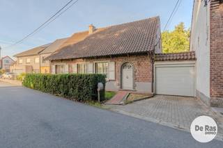 EERSTE BEZOEKMOMENT - Zon 4/10 tss 10u en 14u ( op afspraak : 053/60.65.60)<br /><br /><br />MOORSEL - Charmante hoeve met grote tuin en vele uitbreiding -en renovatiemogelijkheden. De woning heeft een landelijk karakter, gelegen in een uiterst rustige en groene omgeving, niet ver verwijderd van het dorp van Moorsel. Scholen, winkels en andere faciliteiten in de onmiddellijke omgeving.<br />Het gelijkvloers bestaat uit een ruime inkomhal met toegang tot de lichtrijke woonkamer met zicht op de open velden. Verder is er beneden nog de aparte keuken, badkamer en toilet. Aan de andere zijde is er een berging, kelder en toegang naar de verdieping.<br />In de tuin is er nog een werkplaats en garage. Carport naast de woning.<br />Op de verdieping zijn er 2 slaapkamers.<br /><br />Deze stevige hoeve vormt een goede basis voor een mooie renovatie!<br />Wie op zoek is naar rust, privacy, ruimte en een groen vergezicht, vindt hier een unieke thuis.<br />Interesse?<br />Plan uw bezoek via 053/60.65.60 en laat u verrassen op deze toplocatie in het groen!!<br />De vermelde prijs is een richtprijs. Na ontvangst van de biedingen beslist de verkoper vrij om al dan niet over te gaan tot verkoop en aan welk bod. De richtprijs is niet bindend.