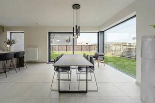 Zoek je een nieuwe thuis in Langemark? Ontdek dan deze nieuwe woning tussen de Zonnebekestraat en Blikstraat. Je woont er vlak bij winkels, scholen en openbaar vervoer.
Deze moderne, halfopen woning (lot 16) beschikt over een ruime woon- en eetkamer, een open keuken, een berging, 3 slaapkamers en een badkamer. In de west gerichte tuin geniet je volop van de namiddag- en avondzon. Benieuwd? Contacteer ons voor meer info.
