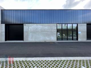 Strategisch gelegen KMO-unit met een oppervlakte van 365 m² te huur met uitstekende <strong>visibiliteit </strong>langs de Mechelsesteenweg. De site is vlot bereikbaar met een directe aansluiting op de <strong>N41</strong>. Via deze weg bereikt u in enkele minuten de E17 (op- en afrit Lokeren), wat zorgt voor een uitstekende verbinding richting Gent en Antwerpen.<br /><br />De beschikbare ruimte omvat een magazijn van 305 m², waarvan 60 m² mezzanine ideaal voor extra opslagruimte of als kantoor. Daarnaast heeft het magazijn een vrije hoogte van 6 meter en is toegankelijk via een sectionale poort en een afzonderlijke toegangsdeur. De KMO-unit is voorzien van een lichtrijke kantoorruimte van 60 m², een kitchenette en sanitair voorziening. Tevens zijn er <strong>4 privatieve parkeerplaatsen</strong> aanwezig. <strong>Onmiddellijk beschikbaar</strong>!<br /><br />Heeft u interesse of wenst u graag meer details over dit aanbod? Neem contact op met Gill voor bijkomende (technische) inlichtingen, plannen of een vrijblijvend plaatsbezoek via <strong>0477 06 30 30.</strong>