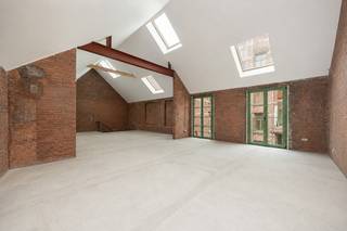 PRESALE! De Kroon - Exclusief wonen in een karaktervol erfgoedpand te Borgerhout.<br /><br />Ruim casco magazijn / atelier / polyvalente ruimte van ca. 192 m² in een prachtige achterbouw van een historisch gebouw te hartje Borgerhout! <br /><br />Ontdek De Kroon, een uniek renovatieproject in een prachtig art-nouveau gebouw uit 1913, gelegen in de Kroonsstraat te Borgerhout. <br />Dit geselecteerde bouwkundige erfgoed ontworpen door architecten Peter en Hendrik Wittocx en gebouwd in opdracht van bakker Alfons Heylen wordt met respect voor zijn authentieke karakter omgevormd tot een hedendaags woonproject.<br /><br />De Kroon bevindt zich op een levendige en centrale locatie te Borgerhout met alles binnen handbereik. Supermarkten, buurtwinkels en openbaar vervoer liggen op wandelafstand, net als gezellige pleinen zoals het Moorkensplein en de Dageraadplaats. <br /><br />Huidige foto's en 3D renders dienen ter illustratie van het project. <br /><br />Verkoop onder het tarief van 2% registratierechten mogelijk, mits de koper aan de wettelijke voorwaarden voldoet. <br /><br />Contacteer ons voor meer informatie, plannen, beschikbaarheid of een bezoek ter plaatse via info@dvarealestate.be of 03/297.00.00.