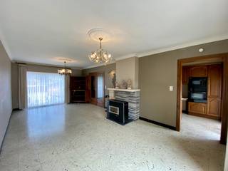 In een rustige en kindvriendelijke verkaveling bevindt zich deze halfopen woning met een praktische indeling en heel wat potentieel. De woning dient gerenoveerd te worden, maar biedt de ideale basis om er een hedendaagse en comfortabele gezinswoning van te maken. De open ruimte voor de woning zorgt bovendien voor extra parkeergelegenheid en biedt kinderen een veilige plek om te spelen.<br /><br />Indeling gelijkvloers:<br /><br />- Inkomhal met gastentoilet<br />- Lichtrijke leefruimte<br />- Aparte keuken, uitgerust met een oven, microgolfoven, keramische kookplaat (Schott), dampkap (Novy) en spoelbak<br />- Droge kelder<br />- Garage of praktische berging<br /><br />Verdieping:<br /><br />- Drie volwaardige slaapkamers<br />- Badkamer met ligbad en lavabo<br /><br />De onderhoudsvriendelijke tuin met kunstgras en een tuinhuis biedt een aangename buitenruimte waar je in alle rust kunt genieten.<br /><br />Ben je op zoek naar een woning die je volledig naar eigen smaak kunt renoveren, gelegen op een gunstige locatie in een aangename woonomgeving? Dan is deze woning zeker een bezoek waard.