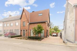 <p>Op zoek naar een instapklare woning met ruimte, rust en tal van mogelijkheden? Deze woning combineert een degelijke basis met reeds uitgevoerde renovaties en een mooie, groene ligging met zicht op bos.</p>

<p>De woning werd doorheen de jaren goed onderhouden en deels vernieuwd, waardoor ze vandaag perfect bewoonbaar is met nog mogelijkheden naar eigen smaak. Grote troef is de energiezuinigheid: met een EPC-label C is er geen renovatieverplichting, en dankzij de aanwezige zonnepanelen en warmtepompen geniet u van een aangenaam wooncomfort met lagere energiekosten. Deze warmtepompen zijn aanwezig in zowel de leefruimte, keuken als slaapkamers en kunnen ook gebruikt worden als airco.</p>

<p>Ook technisch zit deze woning goed: de elektrische installatie is conform, wat meteen een zorg minder betekent voor de koper.</p>

<p>Naast het wooncomfort biedt deze eigendom ook heel wat praktische mogelijkheden. De ruime garage en bijhorende ruimtes maken het geheel bijzonder interessant voor zelfstandigen, thuiswerkers of wie nood heeft aan extra stockage. Ook de zolderverdieping biedt nog uitbreidingsmogelijkheden en extra bergruimte.</p>

<p>De ligging vormt een extra troef: rustig en toch vlot bereikbaar, met een aangenaam zicht op het omliggende groen en bos, en op korte afstand van het centrum, scholen en winkels.</p>

<p>Troeven:<br />EPC C – geen renovatieverplichting<br />Elektriciteit conform<br />Zonnepanelen aanwezig<br />Warmtepompen (verwarmen én koelen)<br />Reeds deels gerenoveerd en instapklaar<br />Ruime garage met mogelijkheden (zelfstandige, praktijk, stockage)<br />Zolder met uitbreidingsmogelijkheden<br />Rustige ligging met zicht op bos<br />Vlot bereikbaar nabij centrum, scholen en winkels</p>