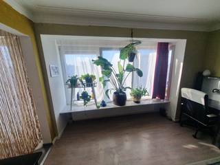 LICHTRIJK TOPAPPARTEMENT (81M2) MET ZUIDWESTGERICHT TERRAS<br /><br />LICHTRIJK TOPAPPARTEMENT (81M2) MET ZUIDWESTGERICHT TERRAS<br />Vraagprijs: 198.000 euro<br /><br />Ben je op zoek naar een instapklaar, gezellig appartement op een absolute toplocatie in Deurne? Dit charmante appartement op de bovenste verdieping (3e verdieping, geen lift) combineert privacy, een uitstekende bereikbaarheid en minimale maandelijkse lasten.<br /><br />TROEVEN IN DE KIJKER:<br />Uitzonderlijk lage vaste kosten: Slechts 37 euro per maand (enkel de blokpolis)! Geen dure syndicuskosten of liftkosten.<br /><br />Individuele meters: Alle nutsvoorzieningen (water, gas en elektriciteit) hebben aparte meters. Je betaalt dus puur wat je zelf verbruikt.<br /><br />Toplocatie (Mobiscore 8,9/10): Alles op wandel- en fietsafstand (openbaar vervoer, winkels, parken en scholen). Snelle verbinding naar Antwerpen-centrum en Wijnegem shoppingcenter.<br /><br />Zuid / ZuidWest gericht terras (4,3m2): Heerlijk genieten van de zon rechtstreeks toegankelijk vanuit de slaapkamer.<br /><br />Geen bovenburen: Gelegen op de bovenste verdieping,<br /><br />Gunstig EPC-label D: Geen renovatieverplichting! Je kunt hier meteen intrekken en opfrissen op je eigen tempo.<br /><br />Extra bergruimte: Inclusief een handige berging in de hal én een ruime, privatieve kelderberging. (circa 2,5x3 : 7,5m²)<br /><br />INDELING:<br />Inkomhal met een praktische ingebouwde berging. Lichte en gezellige leefruimte met extra brede vensterbank en aansluitend de keuken met klein terras. Verder beschikt het appartement over een badkamer met douche/ligbad en 2 volwaardige slaapkamers,(circa 390x350 en 390x290) waarvan de hoofdslaapkamer rechtstreeks toegang biedt tot het zonnige, zuidgerichte terras.<br /><br />Alle verplichte keuringen en documenten zijn aanwezig en volledig geldig! (Epc, asbest attest, elektrische keuring)<br /><br />Het appartement wordt momenteel nog bewoond door de eigenaar, (niet verhuurd) maar komt volledig vrij en leeg te staan tegen de datum van de notariële akte.<br /><br />Mis deze kans niet en plan snel je bezoek!<br />0456/089104<br /><br />