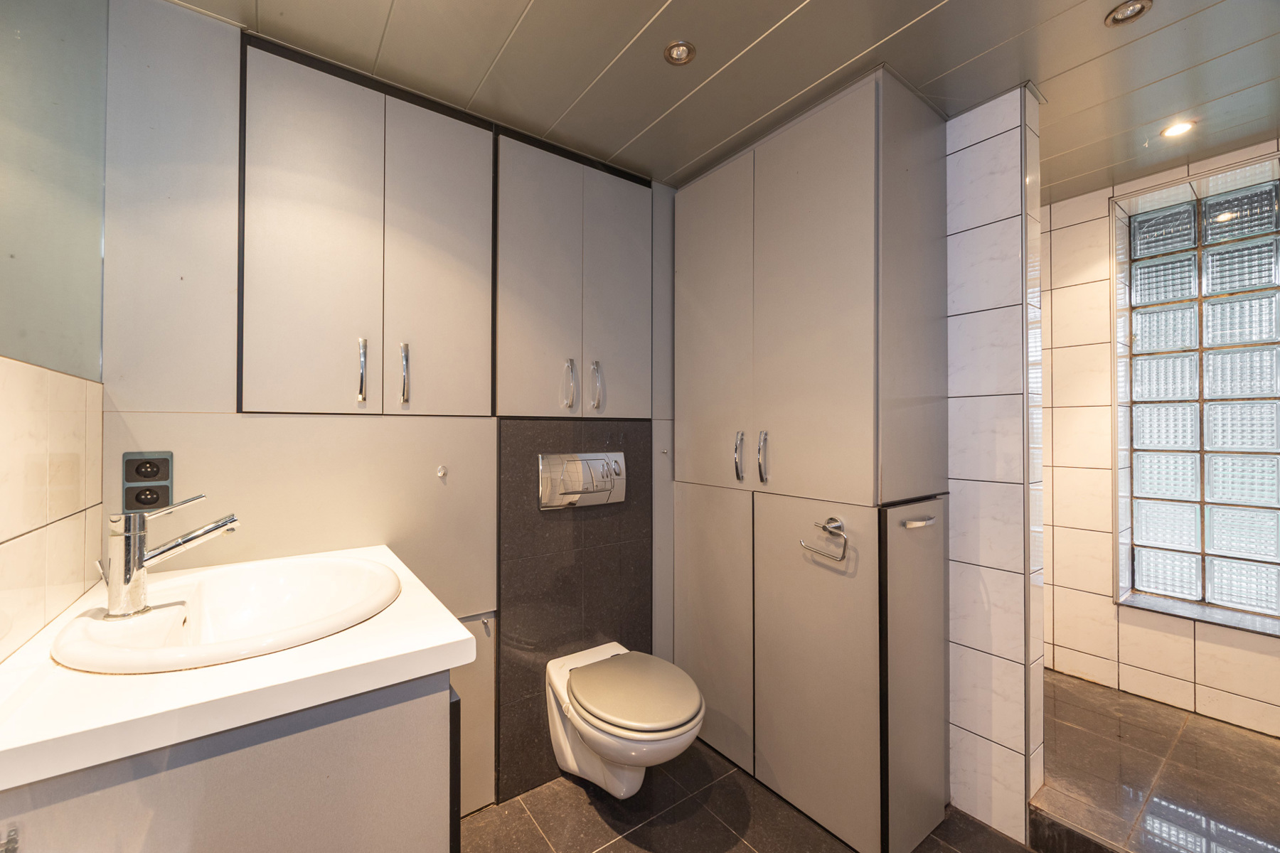 Gezellige halfopen bel-étage met garage, oprit en zonnige tuin in Hoevenen! - foto 3