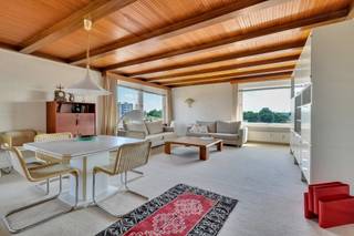 Ontdek dit ruim en lichtrijk appartement met een adembenemend panoramisch zicht over het centrum van Genk. Gelegen op een toplocatie, biedt...
