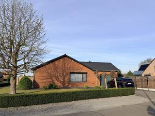 Ruime, lichte en energiezuinige woning in rustige wijk<br />Op de hoek van de Heerbaan en Kleuterstraat ligt deze verrassend ruime en lichte gezinswoning in een rustige residentiële wijk op een perceel van 955m².<br />De woning zelf heeft een bewoonbare oppervlakte van 185m². Ze werd door de jaren heen steeds erg goed onderhouden en gemoderniseerd. Zo is ze ook reeds voorzien van heel wat nieuwe energiezuinige technieken (zonneboiler, Viessmann condensatieketel), isolatie, alarm en een vernieuwd dak. Dit resulteert in een energiezuinig E-peil C, waardoor er geen renovatieplicht geldt en de woning dus instapklaar is.<br />Ook de zuidwestgerichte tuin werd netjes aangelegd en onderhouden, is volledig omheind en vormt een heerlijke plek om het hele jaar door te genieten van rust en privacy.<br />Binnenkomen doet u via de inkomhal, die toegang biedt tot de verschillende leefruimtes. De moderne keuken is volledig uitgerust met alle hedendaagse voorzieningen en vormt het hart van de woning. Aansluitend bevindt zich de ruime woonkamer, waar grote raampartijen zorgen voor een mooie lichtinval.<br />Via de nachthal bereikt u de drie volwaardige slaapkamers, waarvan twee voorzien zijn van praktische ingebouwde kasten. De badkamer is uitgerust met zowel een ligbad als een douche en biedt alle comfort.<br />Verder beschikt de woning over een moderne en lichte veranda, die perfect kan dienen als extra leefruimte of ontspanningsplek met zicht op de tuin. Daarnaast is er een handige voorraadkelder en een grote fietsberging/werkplaats met apart toilet alsook een ruime inpandige garage (mogelijks om te vormen in een extra slaapkamer)<br />De woning en alle uitgevoerde renovaties werden gerealiseerd met duurzame en kwalitatieve materialen. Met enkele beperkte, esthetische aanpassingen kan u de woning desgewenst eenvoudig afstemmen op uw eigen smaak en stijl..<br />Tot slot geniet deze woning van een bijzonder rustige ligging, vlakbij het fietsroutenetwerk, brasserie Het Landerhuys en een kleuterschooltje op wandelafstand