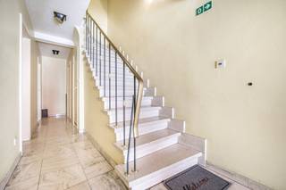 Immo Pické biedt U dit zeer gunstig gelegen appartement aan op de eerste verdieping (zonder lift) en gelegen in het centrum van Halle. Het appartement is gelegen in de nabijheid van winkels, scholen, openbaar vervoer en de belangrijkste verbindingswegen. Het appartement bestaat uit een inkomhal, een lichtrijke woonkamer met eetplaats, een keuken, 2 slaapkamers (10m² en 11m²) en een badkamer. Daarnaast beschikt het appartement nog over een balkon aan één van de slaapkamers. Verder vinden we op het gelijkvloers nog een berging met aansluiting van de wasmachine en een privatief tuintje. Tenslotte is de GESLOTEN GARAGEBOX INBEGREPEN in de vraagprijs. Maandelijkse lasten 178,75 euro per maand (brandverzekering, onderhoud en elektriciteit van de gemeenschappelijke delen, syndicus, koud water, ...)