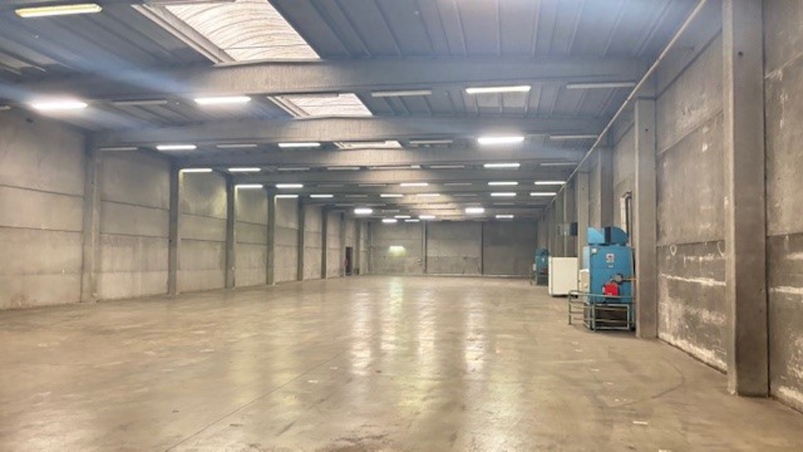 Magazijn 2.900m² met sectionaal poort en 1 loskade en kantoor - foto 3