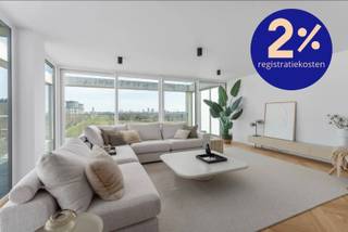 Exclusief en Luxueus Appartement nabij het Strand – Mariakerke, Oostende<br /><br />Voor wie verlangt naar een verfijnde en luxueuze leefomgeving, biedt dit exclusieve appartement nabij het strand van Mariakerke een ongeëvenaarde ervaring. Dit ruime en stijlvol gerenoveerde verblijf (2024) is gevestigd in een recent gebouw en is volledig instapklaar, met een energielabel B dat zorg draagt voor een energiezuinig verblijf.<br /><br />Indeling &amp; Kenmerken:<br />Met een royale oppervlakte van 162 m² geniet u van een indeling die functionaliteit en elegantie combineert. Bij binnenkomst komt u in een statige inkomhal die leidt naar een indrukwekkende, lichtrijke woonkamer met een prachtig visgraatparket die de ruimte grandeur geeft. De open keuken is voorzien van hoogwaardige, geïntegreerde apparatuur (gaggenau) en biedt een overvloed aan kastruimte – ideaal voor culinaire fijnproevers.<br /><br />Dit appartement omvat drie ruime slaapkamers, waaronder een verfijnde master suite met een en-suite badkamer voorzien van een luxueus ligbad en een stijlvol dubbel lavabomeubel. Voor uw comfort is er een tweede badkamer met een wellnessdouche uitgerust met geavanceerde functies zoals stoom, muziek, aroma, en massagejets. Verder biedt het appartement een praktische berging met aansluiting voor wasmachine en een apart toilet.<br /><br />Buitenzijde:<br />Het indrukwekkende terras van maar liefst 66 m² omringt het appartement en biedt adembenemende uitzichten op de zee en de wellington golfbaan van Oostende. Een plek om volledig tot rust te komen terwijl u geniet van de serene omgeving.<br /><br />Extra Faciliteiten:<br />Het gebouw is voorzien van een beveiligde fietsenberging, en er bestaat de mogelijkheid om een garagebox aan te kopen, wat extra comfort en gemak toevoegt.<br /><br />Ligging:<br />Dit exclusieve appartement bevindt zich in Mariakerke, een rustige en prestigieuze wijk in Oostende. Geniet van de nabijheid van het strand, de Wellington Golf, het zwembad en tal van winkels, supermarkten, en openbaar vervoer. De ligging is ideaal voor wie de balans zoekt tussen ontspanning en stadscomfort.