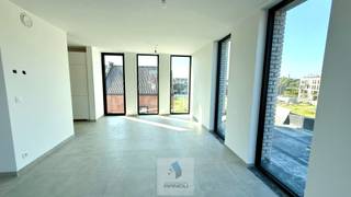 Op een uitstekende locatie te Deinze bevindt zich dit nieuwbouw penthouse appartement, momenteel in de laatste <strong>afwerkingsfase</strong>. Dankzij de centrale ligging geniet u van een vlotte bereikbaarheid naar het station van Deinze, diverse winkels, scholen, horeca en de E17 waardoor zowel Gent als Kortrijk gemakkelijk bereikbaar zijn.<br /><br />Het appartement typeert zich door zijn overvloedige lichtinval, moderne afwerking en <strong>twee ruime zonneterrassen</strong>.<br />Via de inkomhal betreedt u de aangename leefruimte met grote raampartijen en directe toegang tot een ruim privatief terras. De open ingerichte keuken sluit aan op de leefruimte. Aansluitend bevindt zich een praktische berging met aansluiting voor een wasmachine.<br /><br />Verder beschikt het appartement over<strong> twee volwaardige slaapkamers</strong>, die beide toegang bieden tot een tweede ruim terras. De moderne douchekamer, het aparte toilet en de doordachte indeling zorgen voor optimaal wooncomfort.<br /><br />Dankzij de energiezuinige technieken waaronder vloerverwarming, geniet u van een aangenaam binnenklimaat en een beperkt energieverbruik.<br /><br />Het appartement wordt volledig geschilderd opgeleverd en zal voorzien zijn van LED-verlichting en gordijnrails zodat u meteen zorgeloos kunt verhuizen. <em>EPB nieuwbouw i.a.</em><br /><br />Daarnaast is er een gemeenschappelijke fietsenberging aanwezig en bestaat de mogelijkheid om een privatieve autostandplaats achter het gebouw bij te huren.<br /><br />Huurprijs te vermeerderen met 35 EUR provisie voor de gemeenschappelijke kosten en 25 EUR provisie voor de collectieve verwarming.<br /><br />Beschikbaar vanaf 01/10/2026.<br /><br /><em>Aangezien het appartement zich momenteel nog in de afwerkingsfase bevindt worden <u>bezoeken </u>georganiseerd <u>vanaf 18 augustus 2026</u>. Wenst u als één van de eersten dit prachtige nieuwbouwappartement te ontdekken? Neem dan contact met ons op voor meer informatie of om uw bezoekmoment vast te leggen.</em>