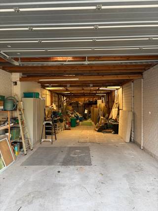 <p>Deze garage-/magazijnruimte is centraal gelegen in de Herman Vosstraat te Willebroek en beschikt over een totale oppervlakte van 131 m². De ruimte is toegankelijk via een aparte toegangsdeur aan de linkerzijde en beschikt daarnaast over een ruime garagepoort van 2,70 m hoog, die volledig geopend kan worden. Hierdoor is de ruimte vlot toegankelijk met zowel een wagen als een camionette.</p><p>Achteraan bevindt zich bovendien een aangrenzend stuk grond van circa 41 m², wat extra mogelijkheden biedt voor opslag, stalling of ander gebruik naar eigen behoefte.</p><p>Een interessante opportuniteit voor wie op zoek is naar een centraal gelegen garage, opslagruimte of magazijn met extra buitenruimte in Willebroek.</p><p>Stedenbouwkundige inlichtingen: Gvg, Wg, Gvkr, Gmo, Gvv.</p><p>Meer informatie en de beschikbare documenten vindt u op www.malines-group.be.</p>