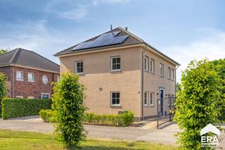 <br />Op zoek naar een verzorgde, instapklare woning op een rustige locatie? Dan is deze aangename gezinswoning aan de Vengerstraat 12 in Lommel zeker een bezoek waard.<br />De Vengerstraat is een rustige, doodlopende straat in een aangename en kindvriendelijke omgeving. Hier woont u in alle rust, terwijl winkels, scholen, sportfaciliteiten en openbaar vervoer zich op korte afstand bevinden. Ook natuurliefhebbers komen volop aan hun trekken dankzij de vele wandel- en fietsmogelijkheden in de groene omgeving van Lommel. De vlotte verbindingen naar het centrum van Lommel en de omliggende gemeenten maken deze locatie extra aantrekkelijk.<br />Deze instapklare woning biedt alle comfort voor wie zonder zorgen wil verhuizen. Met drie slaapkamers, een overdekt terras, zonnepanelen, een thuisbatterij en een mooie, verzorgde tuin beschikt deze woning over tal van troeven voor aangenaam wonen.<br /><strong>Troeven op een rij:</strong>
<ul><li>Instapklare woning</li><li>3 slaapkamers</li><li>Dressing </li><li>Zonnepanelen + thuisbatterij</li><li>Overdekt terras</li><li>Mooie, verzorgde tuin</li><li>Rustige en aangename woonomgeving</li><li>Goede bereikbaarheid en nabij voorzieningen</li></ul>
Bent u op zoek naar een energiezuinige woning waar comfort, rust en een mooie buitenruimte centraal staan? Neem dan snel contact op voor een bezichtiging.