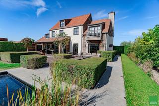 <h3><span>Exclusieve villa te koop in Knokke</span></h3>
<span>Unieke ligging met volledige privacy, zwembad en panoramisch zicht over de polders</span>

<h3><span>Luxueuze villa met uitzonderlijke troeven</span></h3>
Ontdek deze exclusieve villa, uniek gelegen in het hart van Knokke, waar rust, ruimte en comfort samenkomen. Geniet van een adembenemend open zicht over de uitgestrekte polders, terwijl u zich omringd weet door volledige privacy. Hier woont u in alle sereniteit, ver weg van de drukte, maar toch dichtbij de bruisende kust en het centrum van Knokke.

<h3><span>Indeling en leefruimtes</span></h3>
Bij het betreden van de villa wordt u verwelkomd in een stijlvolle inkomhal met aparte gastentoilet en praktische berging/wasplaats. De ruime woonkamer met open haard vormt het warme hart van de woning, ideaal om gezellige avonden door te brengen. Aansluitend bevindt zich de verhoogde eetplaats, waar u tijdens iedere maaltijd geniet van een prachtig vergezicht over de omliggende velden en de natuur.<br />De volledig geïnstalleerde open keuken is een droom voor elke hobbykok en geeft rechtstreeks uit op het zonovergoten terras. Hier komt binnen en buiten naadloos samen, perfect voor lange zomeravonden met familie en vrienden.
<h3><span>Privétuin en wellness</span></h3>
De villa beschikt over een volledig zuidgerichte tuin, aangelegd met oog voor detail en voorzien van een luxueus zwembad. Na een verfrissende duik kunt u volledig tot rust komen in de privé wellnessruimte, uitgerust met sauna, jacuzzi, douche, toilet en een comfortabele loungeruimte. Dit is pure verwennerij aan huis!

<h3><span>Slaapkamers en badkamers</span></h3>
Op de eerste verdieping bevindt zich een ruime master bedroom, voorzien van een eigen dressing en een luxueuze badkamer met ligbad, inloopdouche en dubbele lavabo. Daarnaast zijn er twee volwaardige slaapkamers, telkens met dressing en een communicerende douchekamer – ideaal voor kinderen of gasten die extra comfort waarderen.<br />Op de tweede verdieping vindt u een royale polyvalente ruimte die perfect dienst kan doen als studio, hobbyruimte of extra slaapkamer, helemaal naar uw wensen in te richten.
<h3><span>Parkeren en praktische voorzieningen</span></h3>
De villa beschikt over een ruime dubbele garage en een buitenparking die plaats biedt aan meerdere wagens – ideaal voor wie bezoek verwacht of meerdere voertuigen bezit. Parkeren is hier nooit een probleem.<br />Deze prachtige villa is uitgerust met zonnepanelen, waardoor ze niet alleen milieuvriendelijk is, maar ook bijzonder energiezuinig.
<h3><span>Unieke kans in Knokke</span></h3>
Droomt u van een luxueus verblijf met alle comfort, privacy en een ongeëvenaarde ligging? Deze villa is een unieke opportuniteit voor wie hoge eisen stelt aan wonen, ontspanning en natuurbeleving. Dit pareltje combineert klasse, ruimte en rust op een toplocatie in Knokke.<br />Aarzel niet en contacteer ons vandaag nog voor meer informatie of een vrijblijvende bezichtiging. Uw nieuwe thuis wacht op u!<br /> 