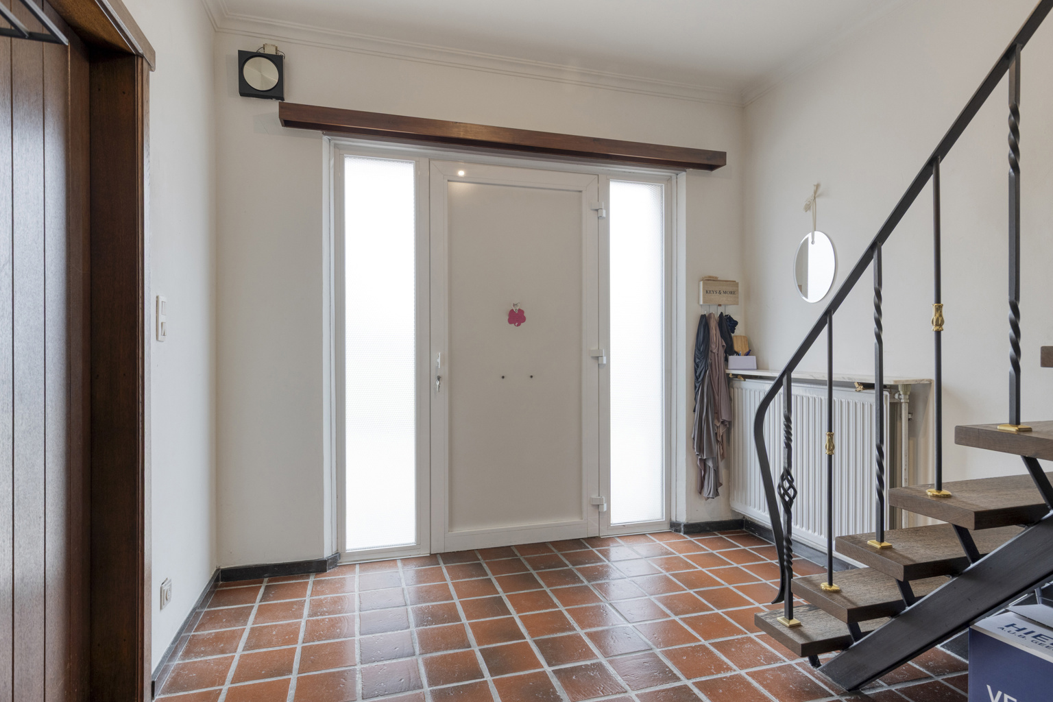 Ruime gezinswoning met garage en achterliggende opslag. - foto 2