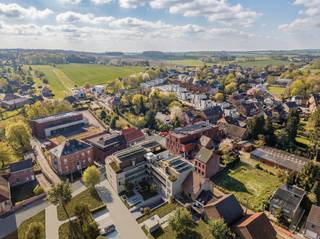 E-PEIL < 30<br />6% BTW mogelijk<br />Dit 2-slaapkamerappartement in Valléa combineert een rustige, groene ligging met hedendaags wooncomfort en een sterke focus op energiezuinigheid. Gelegen in het landelijke Leefdaal, woont u hier in alle sereniteit, met een vlotte bereikbaarheid richting Leuven en Brussel.<br />Via de inkomhal komt u in de ruime leefruimte met open keuken. De grote glaspartijen zorgen voor veel natuurlijk licht en bieden een aangenaam uitzicht op het omliggende groen. Het terras sluit hier naadloos op aan en vormt een verlengstuk van de leefruimte.<br />Het appartement beschikt over twee comfortabele slaapkamers, een badkamer, een afzonderlijk toilet en een praktische berging. De indeling is perfect afgestemd op hedendaagse woonnoden.<br />U heeft bovendien volledige inspraak in de afwerking van keuken en badkamer, waarbij ruime budgetten voorzien zijn zodat u uw woning kan afstemmen op uw persoonlijke smaak.<br />Met een E-peil onder 30 behoort dit appartement tot de top op vlak van energiezuinig wonen. De combinatie van duurzame technieken en hoogwaardige isolatie zorgt voor een minimaal energieverbruik en maximaal comfort, vandaag én in de toekomst. Onder de geldende voorwaarden kan u bovendien genieten van het verlaagde btw-tarief van 6%.