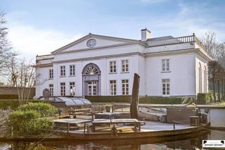 Neoclaccist castle villa 'Hof at Bodegem' located on the green outskirts of Brussels! This exceptional country house 'Hof in Bodegem' is situated on...