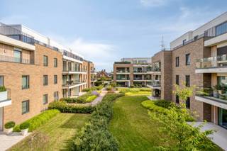 Welkom in Domein Beverhof, een hedendaags woonproject waar luxe, comfort en een groene omgeving perfect samenkomen.<br /><br />Gelegen in de rand van Beveren-Roeselare geniet u hier van een rustige woonomgeving met alle voorzieningen binnen handbereik. Het centrum van Beveren, het station en de binnenstad van Roeselare bevinden zich op korte afstand. Dankzij de vlotte verbinding met de E403 en de nabijgelegen invalswegen bereikt u moeiteloos uw bestemming.<br /><br />Deze exclusieve penthouse biedt een bewoonbare oppervlakte van 167,90 m² en wordt afgewerkt met een indrukwekkend zonneterras van maar liefst 102 m². Hier geniet u in alle privacy van een uitzonderlijke buitenruimte, ideaal om te ontspannen of gezellig te tafelen met familie en vrienden.<br /><br />Het doordachte ontwerp zorgt voor een aangename en functionele woonbeleving, waarbij ruimte, licht en comfort centraal staan. De kwalitatieve afwerking en duurzame materialen creëren een stijlvolle woonomgeving met oog voor detail.<br /><br />Ook op technisch vlak voldoet deze penthouse aan de hoogste hedendaagse normen. Dankzij de combinatie van een lucht-water warmtepomp, doorgedreven isolatie en een performant ventilatiesysteem geniet u van een energiezuinige en toekomstgerichte woning met een optimaal wooncomfort.<br /><br />De afgesloten ondergrondse garages bieden bovendien voldoende ruimte voor uw wagen en fietsen.<br /><br />Domein Beverhof is een privatief woonproject waar rust, privacy en veiligheid centraal staan. Het domein is uitsluitend toegankelijk via een centrale inrit voor wagens en een aparte toegang voor voetgangers en fietsers. Videofonie en toegangscontrole dragen bij aan een veilig en aangenaam woongevoel.<br /><br /><strong>Profiteer bovendien van de mogelijkheid om nieuwbouw aan 6% btw aan te kopen.</strong><br /><br />Bent u op zoek naar een exclusieve penthouse met uitzonderlijke buitenruimte op een toplocatie? Contacteer ons vandaag nog voor meer informatie of plan een bezoek aan het modelappartement via 051 | 201.400.
