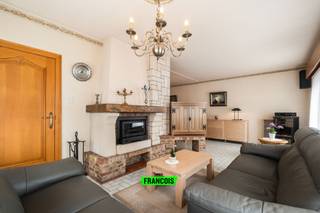 Bent u op zoek naar een ruime woning met commerciële mogelijkheden op een centrale ligging in Zottegem? Dan is deze eigendom zeker een bezoek waard.<br /><br />Op wandelafstand van het centrum van Zottegem bevindt zich deze robuuste driegevelwoning met tal van mogelijkheden. Dankzij de centrale ligging geniet u van een vlotte bereikbaarheid, terwijl u achteraan tot rust komt in de private tuin. <br /><br />Bij het betreden van de woning komt u terecht in een lichtrijke inkomhal die toegang biedt tot de gezellige leefruimte met zithoek en eetplaats. Aansluitend bevindt zich de aparte keuken, die rechtstreeks uitgeeft op het terras en de tuin. Op het gelijkvloers vindt u bovendien een multifunctionele ruimte die perfect kan dienen als praktijkruimte, bureel, kapsalon of andere zelfstandige activiteit. Verder beschikt de woning over een praktische berging en een afzonderlijk toilet.<br /><br />Op de verdieping bevinden zich drie ruime en volwaardige slaapkamers, evenals een reeds vernieuwde badkamer. Via een valluik bereikt u de zolderverdieping, die ideaal is als extra bergruimte. Daarnaast beschikt de woning nog over een droge kelder.<br /><br />Buiten geniet u van een private tuin met groen uitzicht, een oprit en een ruime garage, wat zorgt voor voldoende parkeergelegenheid en opslagruimte.<br /><br />Interesse in deze woning? Neem gerust contact met ons op voor meer informatie of een bezoek ter plaatse. Wenst u zelf uw eigendom te verkopen? Wij komen graag vrijblijvend langs voor een professionele waardebepaling.<br /><br />