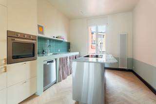 <p>Ben je op zoek naar een stijlvol duplexappartement op één van de meest gegeerde locaties van Antwerpen? Dit gerenoveerde pareltje ligt in een rustige zijstraat van de begeerde Amerikalei en combineert charme, comfort en rustig wonen in een kleinschalig gebouw. Je woont hier op wandelafstand van het bruisende Zuid, waar jong en oud vandaag volop genieten van restaurants, bars, het KMSKA en het nieuwe Zuidpark.</p>
<p>Bij het betreden van het appartement op de tweede verdieping betreedt u de lichtrijke leefruimte, voorzien van een elegante visgraatparket. De open keuken met eiland en natuurstenen werkblad beschikt over kwalitatieve inbouwtoestellen.</p>
<p>De derde verdieping beschikt over twee ruime slaapkamers, waarvan één is afgewerkt met een open vide die extra mogelijkheden creëert, bijvoorbeeld voor het inrichten van een bureau. Beide kamers genieten van een aangename en natuurlijke lichtinval, wat bijdraagt aan een open en comfortabel gevoel. Daarnaast is er een stijlvolle badkamer aanwezig, uitgerust met een zeer ruime inloopdouche en een dubbele lavabo, waar comfort en functionaliteit perfect samenkomen.</p>
<p>Tot slot is er een private kelder aanwezig die zorgt voor extra, praktische opslagruimte.</p>
<p>Interesse? Contacteer LISTED vandaag nog voor een bezoek: +32 3 283 51 51.</p>