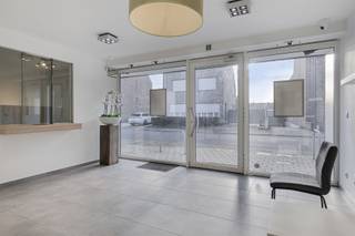 KANTOOR-, HANDELS- OF PRAKTIJKRUIMTE VOOR DIVERSE DOELEINDEN 101 M².Ligging nabij centrum en station Ruisbroek (Puurs-Sint-Amands) met veel passage...