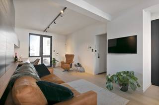 Trendy gemeubeld appartement op het Zuid – beschikbaar vanaf 1 september 2026<br /><br />Dit stijlvolle en volledig gemeubelde 1-slaapkamerappartement ligt in de bruisende buurt op het Zuid, een toplocatie vlak bij de Amerikalei, Troonplaats en het Vlinderpaleis. Geniet van de vele hippe cafés, gezellige terrasjes, winkels en een uitstekende verbinding met het openbaar vervoer. Hier woon je in het hart van Antwerpen, met alles binnen handbereik.<br /><br />Het appartement heeft een praktische indeling met een aangename leefruimte en een open keuken, voorzien van een kookeiland, inductiekookplaat, oven, ingebouwde koelkast en voldoende opbergruimte. Vanuit de leefruimte heb je toegang tot een rustig en gezellig terras aan de achterzijde. De badkamer is uitgerust met een douche, wastafel en toilet en grenst aan de ruime slaapkamer met een comfortabel tweepersoonsbed.<br /><br />Troeven:
<ul>
<li>Volledig gemeubeld inclusief zetel, bed, fauteuil, kleerkast, was- en droogmachine, keukentoestellen en bureau</li>
<li>Laag energieverbruik (EPC B)</li>
<li>Instapklaar</li>
<li>Lage gemeenschappelijke kosten (€45/maand)</li>
</ul>
Wil jij wonen in een van de hipste buurten in Antwerpen? Neem contact op via laura@wellimmo.net of bel +32 3 225 00 68.