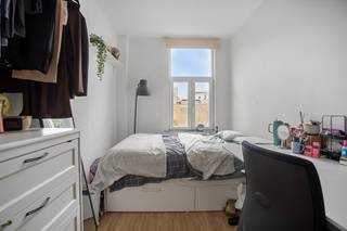 Deze dynamische opbrengsteigendom met vijf vergund geachte studentenkamers ligt in de Augustijnenstraat 5 in Leuven, een charmante en strategisch gelegen straat in het bruisende stadscentrum, op een steenworp van de Vismarkt.<br />Het gebouw is volledig klaar voor een zorgeloze uitbating: het beschikt over een conformiteitsattest, een EPC-label C, is asbestveilig én heeft conforme elektriciteit — allemaal essentiële troeven voor een toekomstbestendige investering.<br />Op de gelijkvloerse verdieping bevindt zich een ruime studentenkamer, samen met een nette gemeenschappelijke keuken, doucheruimte en toilet. De eerste verdieping biedt twee comfortabele, lichtrijke kamers. Op de tweede verdieping liggen nog twee sfeervolle kamers, elk uitgerust met een slimme hoogslaper zodat de beschikbare ruimte maximaal wordt ingezet.<br />De ligging is een absolute meerwaarde: de Augustijnenstraat combineert rust met een uitzonderlijke nabijheid tot Leuvense campussen, winkels, horeca en openbaar vervoer. Studenten vinden hier moeiteloos hun weg, waardoor een continue en stabiele verhuur vrijwel gegarandeerd is. Kortom, een aantrekkelijke en toekomstgerichte investering op een toplocatie in Leuven. 