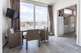 Nieuwpoort :Lichtrijke 1-slaapkamer penthouse met een ruim, zongericht terras en een prachtig zicht op zee en vergezichten over Nieuwpoort. Gelegen...