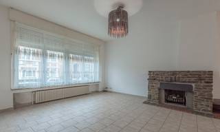 Wijk SCHWEITZER: Op een centrale ligging in Sint-Agatha-Berchem ontdekt u deze ruime eengezinswoning met vier slaapkamers, een zeer grote leefruimte en een aangename stadstuin, gelegen op wandelafstand van winkels, scholen en openbaar vervoer.
Op het gelijkvloers komt u binnen in een ruime, volledig betegelde woonkamer die in verbinding staat met de keuken, gevolgd door een extra kamer die kan dienen als bureau of slaapkamer, met een extra douchekamer en toilet, en met directe toegang tot het terras.
De woning is volledig onderkelderd en beschikt over een garage voor 1 à 2 wagens met manuele poort.
Op de eerste verdieping bevinden zich vier slaapkamers met laminaatvloer en een tweede badkamer met ligbad en toilet.
Deze eigendom biedt een groot potentieel mits een volledige renovatie.
Er is bovendien de mogelijkheid om een extra verdieping te bouwen, onder voorbehoud van het verkrijgen van een vergunning van de gemeente Sint-Agatha-Berchem.
Geïnteresseerd? Plan snel uw bezoek via onze website en ontdek het potentieel van deze charmante stadswoning!
EPC 736 kWh/m² jaar
Klasse G