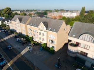 <p><span>Energiezuinig gelijkvloers appartement op centrale toplocatie!</span></p><p><span>Ontdek dit instapklare en uiterst energiezuinige gelijkvloers appartement, gelegen in een verzorgd gebouw met 15 appartementen uit 1994. Dankzij het </span><span>EPC-label B</span><span>, conforme elektriciteit en het </span><span>volledig asbestvrije</span><span> attest koop je hier met een gerust hart. Het appartement werd bovendien </span><span>volledig geschilderd</span><span> en voorzien van </span><span>nieuwe kliklaminaat</span><span>, waardoor je zonder extra kosten meteen kan intrekken. </span></p><p><span>Indeling:</span></p><ul><li><span>Ruime, lichte leefruimte</span></li><li><span>Praktisch ingerichte keuken</span></li><li><span>Badkamer</span></li><li><span>Apart toilet</span></li><li><span>Berging</span></li><li><span>1 slaapkamer</span></li></ul><p><span>De centrale ligging maakt dit appartement ideaal voor wie alles binnen handbereik wil, de gemeenschappelijke fietsenstalling achter het appartementsgebouw is hier een meerwaarde. Het appartement is </span><span>onmiddellijk beschikbaar</span><span> om zelf in te wonen, maar vormt tevens een </span><span>uitstekende opbrengsteigendom</span><span> voor investeerders.</span></p><p><span>Interesse? Bel Yves 0480/63.64.35 voor meer info of een bezoek!</span></p>
