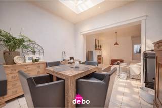 Betaalbare starterswoning met stadsterras nabij het centrum van KortrijkDeze charmante rijwoning biedt ca. 140 m² woonoppervlakte en combineert...