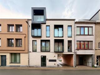 <p><span>Trendy 1-slaapkamerappartement in hartje Sint-Niklaas Trendy 1-slaapkamerappartement op de 2e verdieping in het centrum van Sint-Niklaas. Inkomhal, lichte living met open ingerichte keuken, berging-wasplaats, balkon vooraan en achteraan, 1 slaapkamer, ingerichte badkamer met douche en lavabomeubel, apart toilet, autostaanplaats, lift aanwezig. Dit appartement is gelegen nabij de ziekenhuizen, openbaar vervoer en op wandelafstand van de Grote Markt. €500 + €50 algemene onkosten. Het appartement is beschikbaar. E-peil : E37 - 55kWh/m² - UC: 13566</span></p>