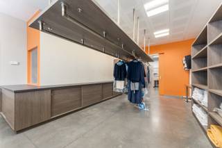 Deze Veelzijdige praktijk/kantoorruimte is terug te vinden op een centrale locatie te Rumbeke (Roeselare)!<br />Deze werkplaats ligt vlakbij verschillende belangrijke invalswegen en is vlot bereikbaar en toegankelijk. <br /><br />Dit volledig pand deed vroeger dienst als wasserij - nieuwkuis. <br />Hierdoor kan het eigendom vrij worden ingevuld en zijn er verschillende mogelijkheden qua samen huren en/of apart. <br /><br />We hebben op het plan, bijgevoegd in de foto's de verschillende entiteiten apart in kleur gezet. Het betreft de gele arcering.<br /><br /><strong>Goed om weten: </strong><br />Basishuurprijs: €400,-/maand <br />Vrij vanaf: augustus 2026<br /><br /><strong>Ook wild geworden van deze thuis? <br />Twijfel niet langer en leg vandaag nog uw bezoek vast! </strong>
