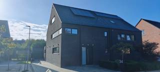Moderne energiezuinige halfopen woning met 4 slaapkamers in centrumwijk Stekene<br /><br />Deze praktisch ingedeelde woning, voorzien van domotica en airconditioning, in het centrum van Stekene, bied je alle comfort, heeft een onderhoudsvriendelijke tuin en bovendien een EPC-score A (23 kw)<br /><br />Binnenkomen doe je in een ruime hal met aan de linkerkant een rolstoeltoegankelijk toiletruimte.<br />Een moderne steellook deur brengt je in de volledige open leefruimte (+/- 80m²) die je naar smaak kan invullen. Momenteel een bureauruimte, woonkamer en eetkamer.<br />Aan de rechterzijde bevindt zich de open trap (met steentapijt), de bibliotheek en de eerste berging (wasruimte en technieken).<br /><br />De leefruimte komt uit in een open keuken met een groot eiland als eyecacher. Deze keuken is voorzien van alle nodige toestellen (siemens) en heeft zelfs een stoomoven. Je vindt hier ook de 2e berging (ingewerkt).<br /><br />Via het schuifraam kijk je uit op de tuin met terras (24m²) en stenen barbecue met werkblad. <br />De vrijstaande garage (20m²) bevindt zich links achter de woning en op de oprit is plaats voor 4 à 5 auto's.<br /><br />Op de eerste verdieping bevindt zich een ruime nachthal, lichtrijke badkamer, een eerste slaapkamer, een linnenkamer en de masterbedroom met dressing (32m²). De badkamer bevat een apart toilet, dubbele lavabo, ligbad en ruime inloopdouche met 2 regendouches.<br /><br />Op de 2e verdieping bevinden zich, naast een ruime hal, 2 grote slaapkamers, een toilet en een opbergruimte. <br />Boven deze verdieping is via het luik, met gemakkelijke uitvouwbare trap, de ruime zolder bereikbaar.<br /><br />Nog enkele extra troeven:<br /><br />- EPC A - 23<br />- ventilatiesysteem D<br />- horren voor àlle ramen<br />- instapklaar<br />- meerdere camera's voor de veiligheid<br />- vast netwerk + wifi 100% dekking in de hele woning én buiten<br />- domotica-installatie, sensoren in elke ruimte, digitale schakelaars ... alles volledig aanpasbaar naar eigen wens en aan te sturen via je smartphone<br />- mogelijkheid lift - liftschacht reeds aanwezig<br />