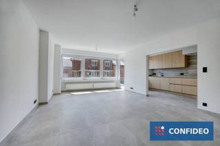 Aan de standsrand van Tongeren bevindt zich dit volledig vernieuwde appartement, afgewerkt met kwalitatieve materialen en een eigentijdse uitstraling. Dankzij de totaalrenovatie geniet u van hedendaags wooncomfort zonder verdere investeringen.<br /><br />Bij de renovatie werden zowel de elektriciteit als het sanitair volledig vernieuwd, met inbegrip van de leidingen. Aan de achterzijde werden recent nieuwe ramen geplaatst, wat bijdraagt aan een optimaal comfort en een goede energieprestatie.<br /><br />De lichtrijke leef- en eetruimte sluiten naadloos aan op de moderne keuken, uitgerust met kwalitatieve Miele-toestellen en een werkblad uit keramiek. Aansluitend bevindt zich een gezellig terras. Doorheen het hele appartement werd gekozen voor stijlvolle keramische tegels met natuursteenlook en onderhoudsvriendelijke parkettegels. Zwarte designschakelaars en een elegante glazen tussendeur met zwart aluminium frame zorgen voor een hedendaagse en luxueuze uitstraling.<br /><br />De inkomhal werd voorzien van ingewerkte spots. Verder beschikt het appartement over een praktische berging met uitgietbak, een apart gastentoilet en drie slaapkamers, waarvan één perfect kan dienen als dressing, bureau of kinderkamer.<br />De moderne badkamer is uitgerust met een ruime inloopdouche, een zwarte design handdoekradiator en een op maat gemaakte badkamerkast met composiet werkblad.<br /><br />Een instapklaar appartement waar kwaliteit, comfort en een stijlvolle afwerking perfect samenkomen. Ideaal voor wie op zoek is naar zorgeloos wonen in Tongeren.<br /><br />Plan vandaag nog uw bezoek via immo@confideo.be of op het nummer 012 23 23 11.<br /><br /> 