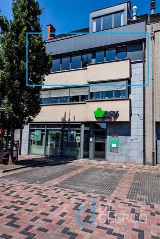 <p><span>Prachtig, ruim appartement te huur met een panomarisch uitzicht op het levendige centrum van Lochristi!</span></p><p><span>Welkom in dit moderne appartement van 100m² in het hartje van Lochristi waar alle winkels en voorzieningen op wandelafstand aanwezig zijn. Het efficiënt ingedeelde appartement beschikt over een ruime inkomhal met ingemaakte vestiairekast en gastentoilet. Er zijn twee ruime slaapkamers en een badkamer, voorzien van een inloopdouche en dubbel lavabomeubel. De open woonkeuken beschikt over de nodige toestellen en een praktisch werkblad. De halfopen keukenindeling creëert een naadloze flow naar de woonruimte die beide, dankzij de grote ramen, worden overspoeld door natuurlijk licht én een wijds zicht bieden op het dorp dat nooit verveelt! De royale leefruimte biedt veel toffe inrichtingsmogelijkheden en is afgewerkt met volle parket! Tot slot is er tussen de slaapkamers een gezellig, zonnig terras gelegen.</span></p><p><span>Het appartement wordt verwarmd met gas en kent een energiezuinig EPC-label B.</span></p><p><span>Kortom is dit appartement ideaal geschikt voor wie een moderne levensstijl wil met alle gemakken binnen handbereik. De huurprijs van dit karaktervolle appartement op een gunstige ligging is 1.075 euro en zal vrij zijn vanaf augustus 2026. </span><br /><br /><span>Mis deze kans niet en maak nu uw afspraak met uw contactpersoon Anais via mail naar anais@vastgoed-dc.be of via de website. </span></p>