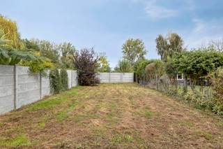 <p><span>Vous êtes à la recherche d’un appartement prêt à emménager avec un spacieux jardin privatif, intéressant tant pour un investissement que pour une occupation personnelle ? Cet appartement spacieux situé au rez-de-chaussée mérite certainement une visite.</span></p>
<p><span>L’appartement dispose d’un séjour lumineux avec cuisine ouverte, de 2 chambres et d’une salle de bains. Grâce à sa situation au rez-de-chaussée, vous bénéficiez également d’un spacieux jardin privatif, un atout supplémentaire qui offre un espace extérieur agréable et un confort de vie appréciable.</span></p>
<p><span>Un autre avantage est l’emplacement de parking privatif situé devant l’immeuble, inclus dans la vente. L’appartement est actuellement loué, ce qui en fait également une opportunité d’investissement intéressante.</span></p>
<p><strong><span>Atouts :</span></strong></p>
<ul>
<li><span>Appartement spacieux au rez-de-chaussée, prêt à emménager ;</span></li>
<li><span>Spacieux jardin privatif ;</span></li>
<li><span>2 chambres et 1 salle de bains ;</span></li>
<li><span>Séjour lumineux avec cuisine ouverte ;</span></li>
<li><span>Emplacement de parking privatif inclus ;</span></li>
<li><span>Situation centrale à proximité des commerces, des écoles et des transports en commun ;</span></li>
<li><span>Actuellement loué ;</span></li>
<li><span>Idéal comme investissement ou pour une occupation personnelle.</span></li>
</ul>
<p><span>Ne manquez pas cette opportunité et découvrez par vous-même le potentiel de cet appartement spacieux !</span></p>
<p><span>Plus d’informations : </span><span>Charlotte@immoaccenta.be</span></p>