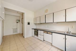<p>Ideaal gelegen op de derde verdieping van een appartementencomplex met lift aan de buitenste ring van de stad, dicht bij alle voorzieningen, de hoofdwegen en vlak bij het stadscentrum,<br />is dit mooie appartement met 3 slaapkamers, dat ideaal kan zijn als huurinvestering, in goede staat maar wel wat opknapwerk nodig heeft, als volgt ingedeeld:</p><p>Een hal, een ruime en lichte woonkamer, een keukenhoek met bijkeuken, een wasruimte en drie mooie slaapkamers.</p><p>Het appartement beschikt tevens over twee grote kelders in de eigen, beveiligde kelder van het complex, evenals een garage aan de voorzijde, aan de boulevards, met 2 eigen parkeerplaatsen</p><p>TECHNISCHE GEGEVENS: Centrale verwarming op stadsgas, aluminium kozijnen met dubbele beglazing, 1 garage, 2 grote kelderruimtes, EPC-klasse D.</p>