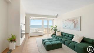 Prachtig vakantie appartement met 3 slaapkamers, volledig vernieuwd in de Zuiderse Ibiza-stijl, op een toplocatie te Zeedijk-Zoute. <br />In de nabije omgeving vindt u allerlei goede restaurants, bistro's, alsook vele boetieks. <br /><br />Indeling: inkomhal met vestiaire, gastentoilet, praktische berging met aansluiting wasmachine en droogkast, moderne open keuken met kookeiland en voorzien van alle comfort (fineer eiken houten kasten met veel opbergruimte, wijnfrigo, quooker kraan, Miele ovens).<br />Living met salon en eetplaats in parketvloer en met magnifiek uitzicht op zee !<br />Via de nachthal bereiken we 3 volwaardige slaapkamers. Er zijn 2 grote slaapkamers met dubbele bedden en ingebouwde kleerkasten. Beide kamers hebben een eigen badkamer en geven uit op het terras achteraan. <br />De master bedroom heeft haar eigen badkamer met een ligbad, inloopdouche in mortex en lavabomeubel, alsook ingebouwde extra kasten (dressing). De 2e kamer heeft ook haar ensuite ruime douchekamer.<br /><br />De derde slaapkamer (goed voor een enkel bed of stapelbed) heeft ook haar eigen douchekamer en een buitenraam. <br />Airco voorzien in het appartement. <br /><br />Private berging op de benedenverdieping. Mogelijkheid tot huren van een goede garagebox onder het Albertplein. <br />EPC : 174kWh/m² (UC: 3382728)