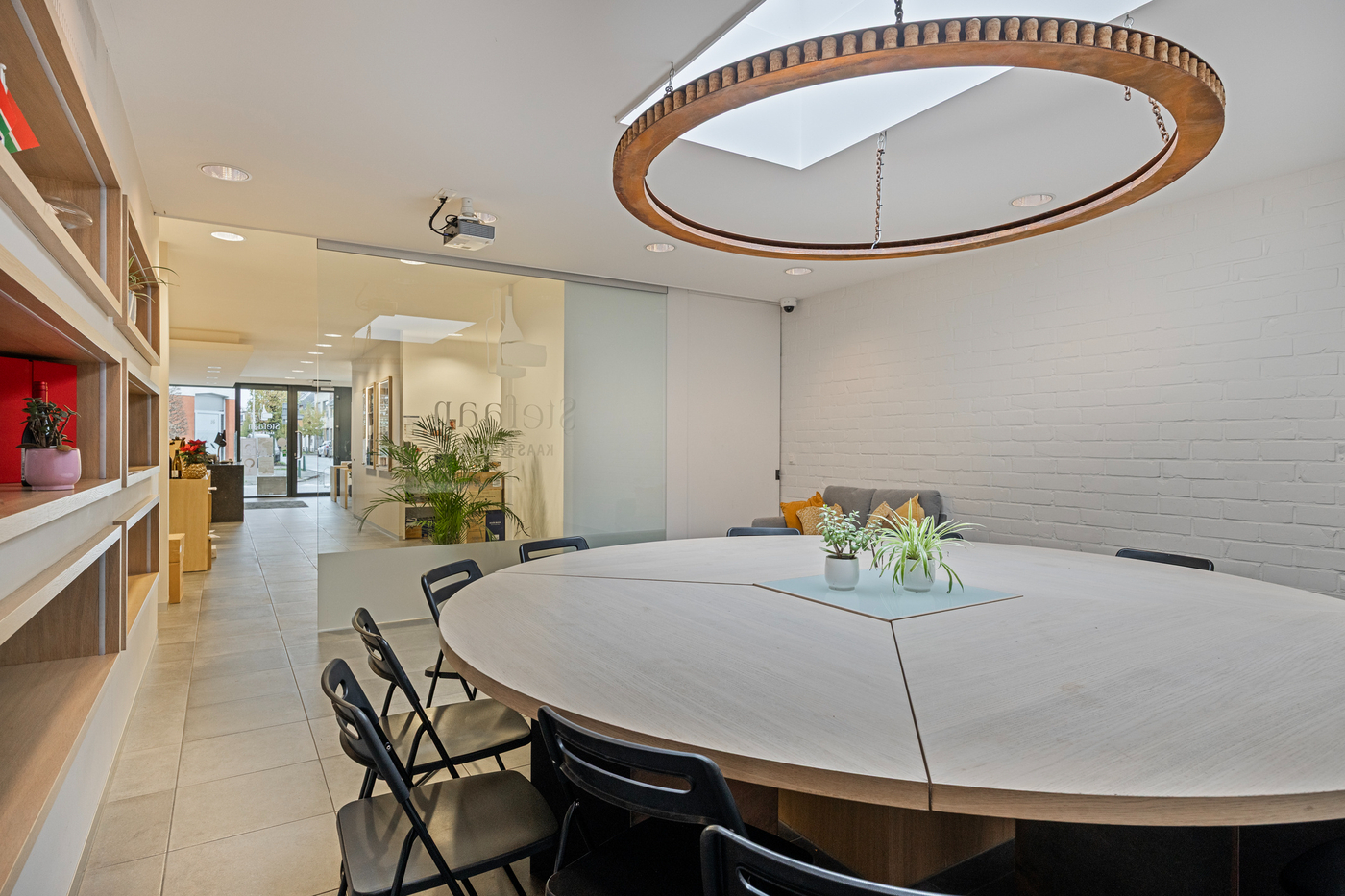 Veelzijdig opbrengstgebouw met handelspand, 3 appartementen, tuin en zwembad - photo 5