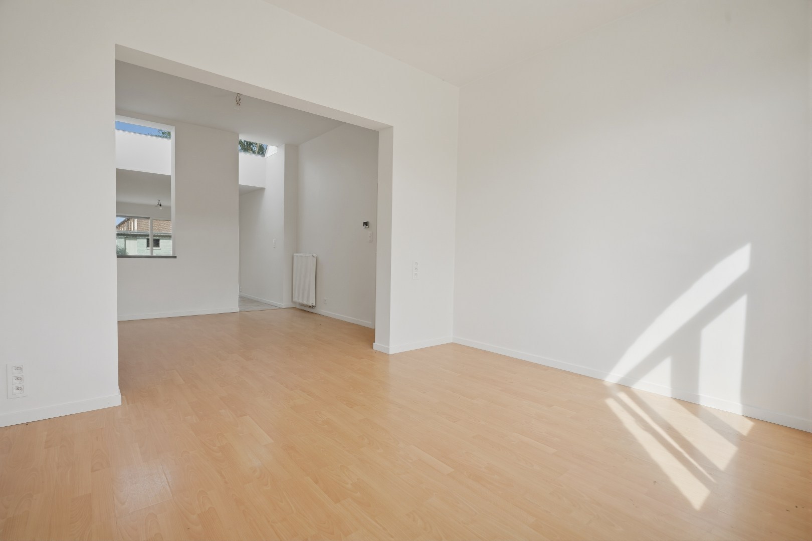 Recent gerenoveerde woning (2026), centraal gelegen aan het marktplein van Merkem! - foto 3