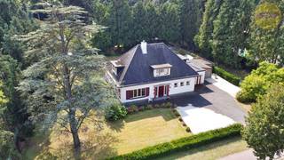 Prachtige villa aan de Molderdijk te Mol met een grondoppervlakte van 13a50ca en 35 meter breedte!Op het gelijkvloerse vinden we de ruime woonkamer...