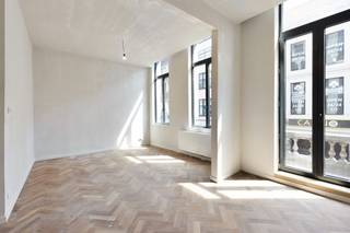 !!!Gelieve uw bezoekaanvraag per e-mail te sturen naar info@rochtusvastgoed.be, met vermelding van uw naam, gsm-nummer en het adres van het te bezoeken pand!!!<br /><br />Dit instapklare appartement is gelegen in de Breydelstraat te Antwerpen, op wandelafstand van de Meir, de Rooseveltplaats en het Centraal Station. Dankzij de uiterst centrale ligging bevinden winkels, openbaar vervoer, horeca en alle nodige voorzieningen zich in de onmiddellijke nabijheid.<br /><br />Het appartement bevindt zich op de eerste verdieping en verkeert in uitstekende staat van onderhoud en werd volledig gerenoveerd. Aan de voorzijde bevindt zich de lichtrijke leefruimte met open keuken. Dankzij de vele raampartijen geniet deze ruimte van een aangename natuurlijke lichtinval. De keuken is volledig geïnstalleerd en voorzien van een vaatwasmachine, wastafel met kraan, oven, koelkast en voldoende opbergkasten.<br /><br />De badkamer is modern ingericht met een inloopdouche, badkamermeubel, toilet en aansluiting voor de wasmachine.<br />Achteraan bevinden zich twee volwaardige slaapkamers, beide met toegang tot het ruime terras van maar liefst 45 m². Dit terras vormt een absolute meerwaarde en biedt voldoende ruimte om aangenaam buiten te vertoeven.<br /><br />Verder beschikt het appartement over dubbele beglazing en werden de muren volledig geïsoleerd. Gas en elektriciteit zijn individueel. <br /><br />Kortom, een volledig gerenoveerd en instapklaar appartement met twee slaapkamers en een uitzonderlijk ruim terras, gelegen op een toplocatie in het centrum van Antwerpen.