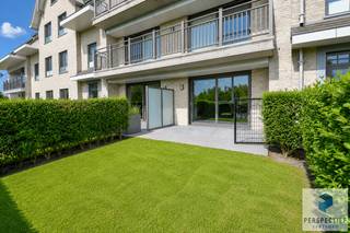 Ruim gelijkvloers appartement met 2 slaapkamers, voor-én achtertuin met terras op een toplocatie. Dit recent appartement is rustig gelegen en kijkt uit op het kanaal Brugge-Gent. Groene landelijke omgeving met fiets-en wandelwegen in de nabijheid, maar toch vlakbij het centrum en een vlotte verbinding naar invalswegen en autostrade. Het tuintje achteraan is voorzien van kunstgras en vergt weinig tot geen onderhoud.<br />Er is mogelijkheid tot aankoop van een autostaanplaats in het gebouw. <br /><br />Ontdek dit ruim en lichtrijk gelijkvloers appartement in de stijlvolle residentie “Waterfront”, gebouwd in 2017.<br />De grote raampartijen zorgen voor overvloedig daglicht, met vooraan een tuintje met zicht op het water waar je achteraan in de Zuid-georiënteerde tuin met terras je laten genieten van de zon in alle privacy. Het appartement is afgewerkt met kwaliteitsvolle materialen en biedt een praktische en doordachte indeling.<br /><br /><strong>Indeling:</strong>
<ul>
<li>Inkomhal met vestiairekast en toilet</li>
<li>Moderne douchekamer met inloopdouche en lavabomeubel</li>
<li>2 volwaardige slaapkamers</li>
<li>Lichtrijke woonkamer die volledig doorloopt van het ene terras vooraan tot de ingerichte open keuken met kookeiland, die uitgeeft op de tuin met terras achteraan het gebouw</li>
<li>Naast de keuken is er een berging met aansluiting voor wasmachine</li>
<li>De voor-én achtertuin met terras brengen het buitenleven tot zijn maximum</li>
<li>De private berging in de kelderverdieping zorgt voor extra bergruimte</li>
</ul>
<strong>Mogelijkheid tot aankoop staanplaats:</strong>
<ul>
<li>Autostaanplaats achteraan het gebouw: 15.000 EURO</li>
</ul>
<strong>Technische info</strong>: energielabel B - elektrische installatie conform AREI<br /><br />Interesse of graag een bezoek plannen? Bel ons op 050 550 750 of info@perspectiefvastgoed.be – we helpen je graag verder!