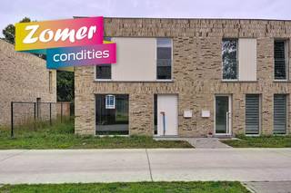 Deze HOB op lot 7 is gebouwd op een perceel van 192 m² en achteraan ontsloten door een uitweg die uitgeeft op jouw eigen parkeerplaats. De tuinomheining en tuinhuis worden voorzien.<br /><br />GLVLS: inkom, wc, ruime living met ingerichte keuken met eiland en berging. De grote raampartijen zorgen voor veel lichtinval.<br />1ste VERD.: drie slpk, wc, badk. met ligbad, douche en badmeubel met dubbele lavabo en berging.<br /><br />Energieneutrale woning (E-peil -14! = A+label) dankzij het doorgedreven isolatiepakket, warmtepomp met vloerverwarming (+ koeling), zonnepanelen (6480 wp) en ventilatiesysteem D. Hiermee voldoe je aan de toekomstige normen en bespaar je uitermate op je woonkost.<br /><br />Ideaal gelegen in residentiële omgeving vlakbij tramhalte en vlotte fietsverbinding naar centrum Gent. Winkels en scholen zijn vlakbij. <br /><br />De kers op de taart? Een nieuwbouwwoning die sneller beschikbaar is én waar je zelf nog je keuken, badkamer, vloeren etc. kan kiezen! Voor de binnenafwerking kan je rekenen op de begeleiding én expertise van ons team en onze partners <br /><br />De vermelde prijs is excl. btw en kosten.<br />Meer info via 09 280 60 60 of info@durabrik.be.<br /><br />Download de brochure op https://durabrik.immo/wondelgem<br /><br />* Afbeeldingen en oppervlaktes zijn indicatief.