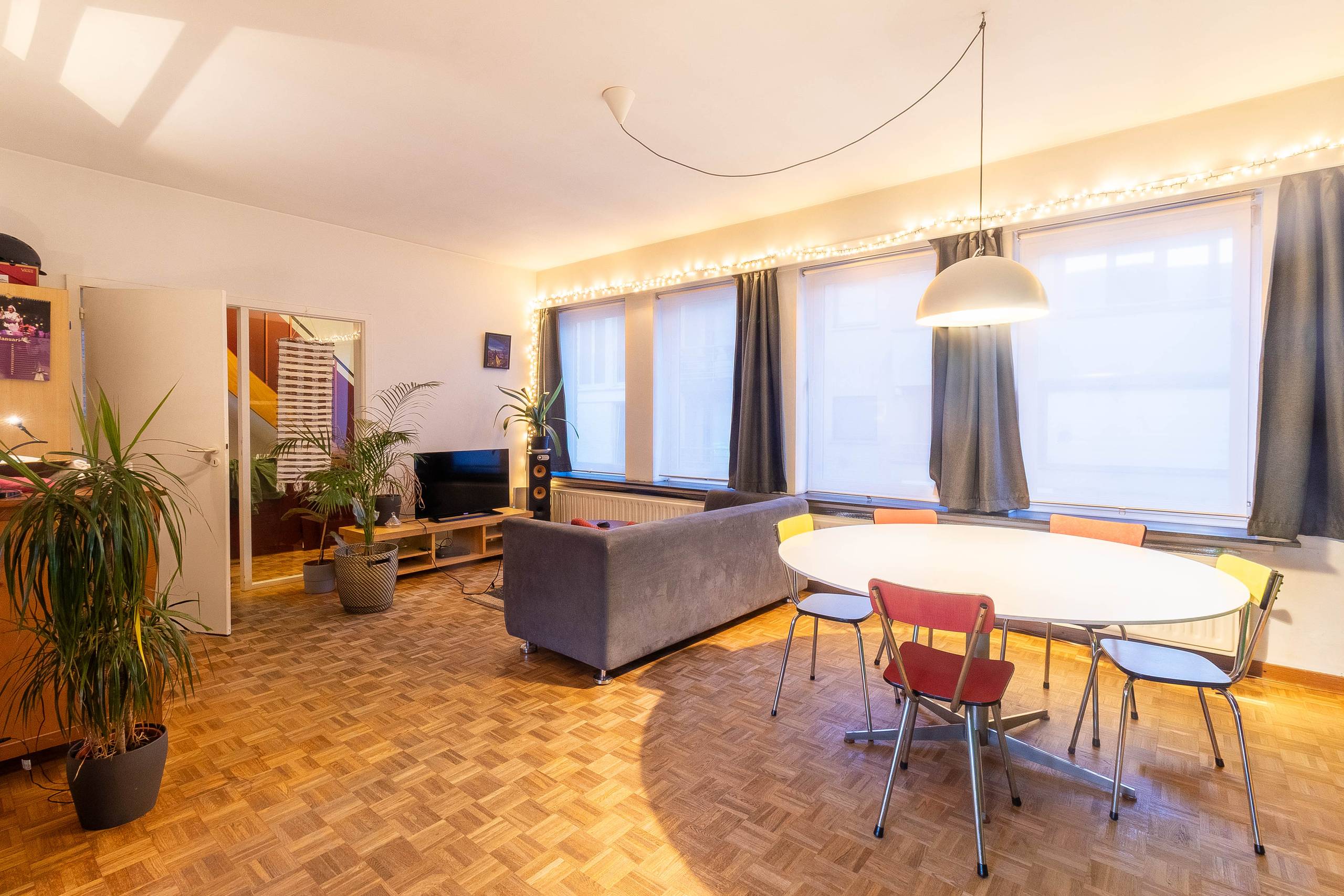 Centraal gelegen handelspand met 4-slaapkamer appartement - foto 3