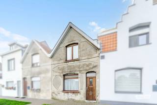 In het rustige Zwankendamme, op een steenworp van de bruisende steden Brugge, Blankenberge en Knokke-Heist, bevindt zich deze te renoveren woning met heel wat potentieel.<br /><br />De woning is gelegen op een mooi perceel van 163 m² en beschikt over een bewoonbare oppervlakte van 136 m². Dankzij de open vergezichten aan de voorzijde geniet u hier van een aangenaam gevoel van ruimte en rust.<br /><br />Op het gelijkvloers vindt u de leefruimte met aansluitende keuken, evenals de badkamer. De bovenverdieping omvat drie slaapkamers, wat tal van mogelijkheden biedt voor gezinnen of wie op zoek is naar extra ruimte.<br /><br />Bent u op zoek naar een renovatieproject dat u volledig naar eigen smaak en wensen kunt vormgeven? Dan biedt deze woning een mooie opportuniteit op een interessante locatie, met een vlotte verbinding naar de omliggende steden en de kust.<br /><br />
