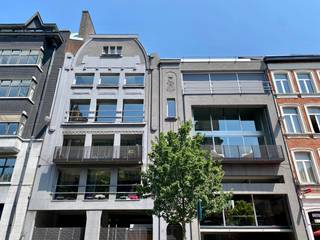 'Split floor loft' met zonneterras gelegen tussen de Paardenmarkt en het Eilandje.  In dit in 1999 omgebouwde pakhuiscomplex van 1922 bevinden...