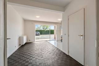 A Schepdaal, (quartier de Dilbeek) nous vous proposons cet agréable appartement au rez-de-chaussée. L'appartement est divisé comme suit : hall d'entrée avec vestiaire, living avec cuisine ouverte et accès à la terrasse, chambre à coucher et salle de bain (toilette, lavabo avec meuble et baignoire avec douche). A l'extérieur, vous avez un parking privé et une terrasse ensoleillée. Bonne situation, proche des transports en commun. Pour plus d'info ou visite, contactez immo sophie &amp; Co : 0474 32 10 00
