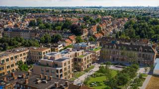 <strong>Karaktervolle duplex met tuin in hartje Machelen</strong><br />In Machelen Machtig Wonen woon je in een unieke en duurzame woonbuurt rond het vernieuwde Robustaplein, waar modern comfort en een centrale ligging samenkomen. Deze duplex combineert de charme van een karaktervolle omgeving met hedendaags wooncomfort.<br />De woning beschikt over 3 slaapkamers, een bewoonbare oppervlakte van 145 m² en ligt op het gelijkvloers met een privatieve tuin. Bovendien is er een fietsberging inbegrepen. Een autostaanplaats is verplicht apart aan te kopen.<br />Zoals alle woningen in dit project is ook deze duplex energiezuinig afgewerkt, met onder meer een lucht-waterwarmtepomp, zonnepanelen, moderne isolatie en ventilatie. Zo geniet je van een hoog wooncomfort én lagere energiekosten.<br />Dankzij de centrale ligging woon je vlak bij winkels, scholen, horeca, openbaar vervoer en belangrijke invalswegen, met Brussel vlakbij.